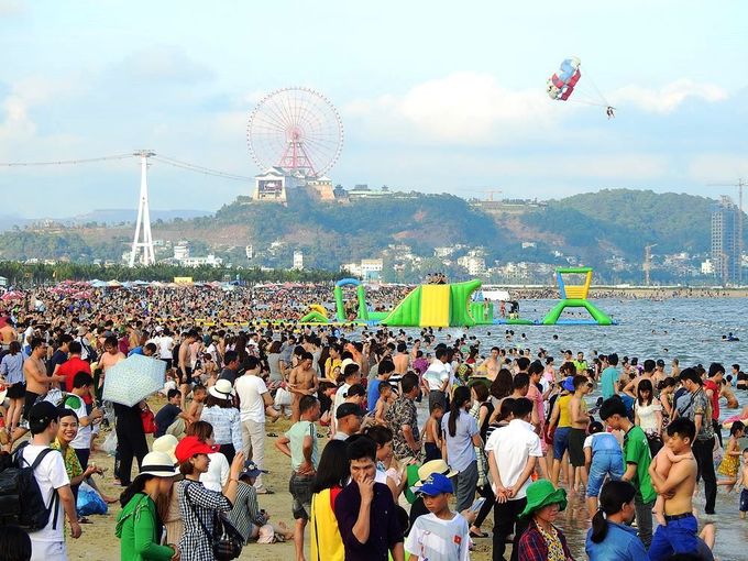 Biển Hạ Long ken đặc người ngày nghỉ lễ